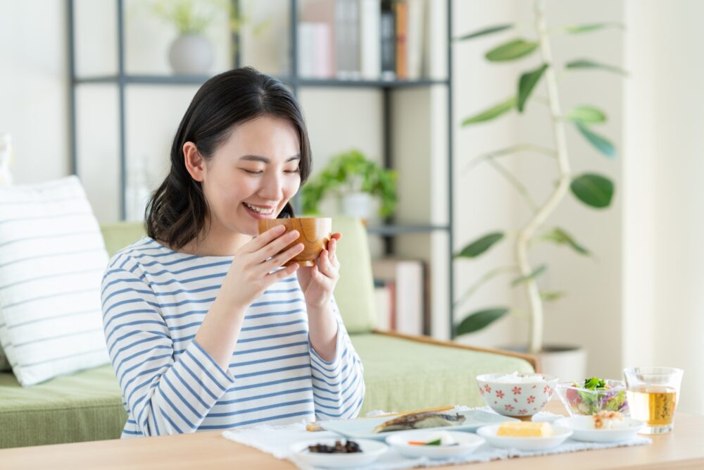 健康的な食事を楽しむ女性